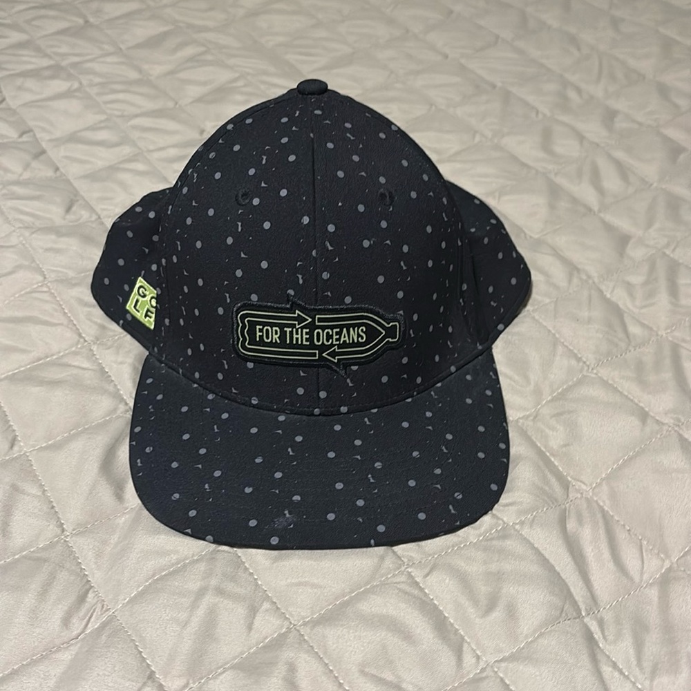 Adidas golf hat
Snap button adjustment